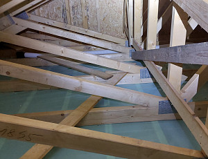 Zateplení stropu novostavby rodinného domu pomocí foukané izolace